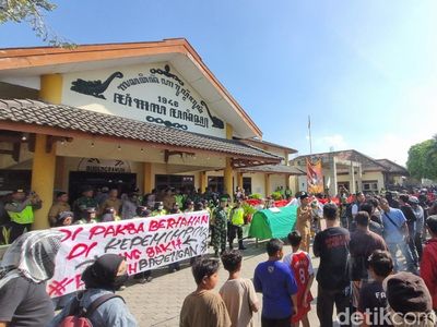 Potret Demo Copot Pak Dukuh Banyon Bantul, Massa Bawa Keranda ke Kalurahan