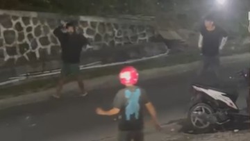 Polisi Dihujani Batu Saat Selamatkan Wanita Disekap Pacar di Kendari