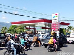 BBM Subsidi Langka, Warga Flores Timur Antre Berjam-jam di SPBU