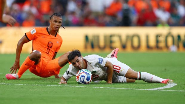 Soccer Football - FIFA World Cup 2026 - Round of 32 - Netherlands v Morocco - Estadio Monterrey, Monterrey, Mexico - June 29, 2026 Netherlands' Nathan Ake in action with Morocco's Brahim Diaz REUTERS/Daniel Becerril