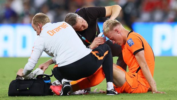 Soccer Football - FIFA World Cup 2026 - Round of 32 - Netherlands v Morocco - Estadio Monterrey, Monterrey, Mexico - June 29, 2026 Netherlands' Jan Paul van Hecke receives medical attention after sustaining an injury REUTERS/Eloisa Sanchez