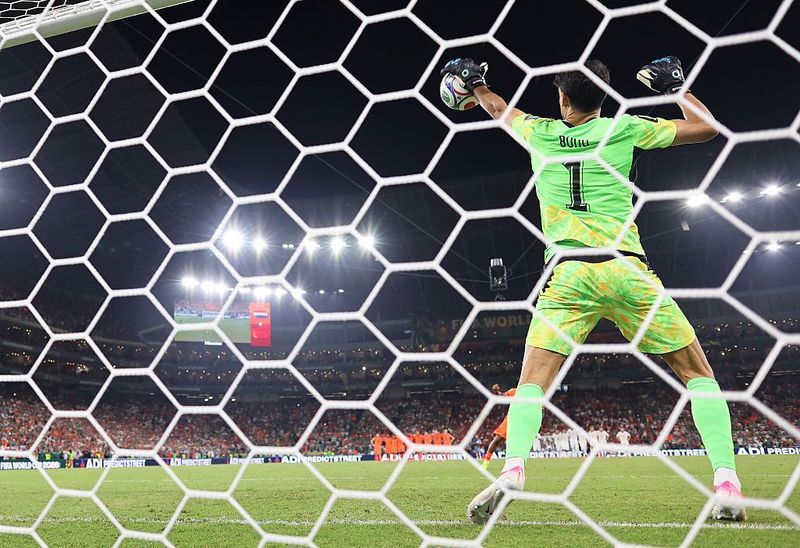 Belanda vs Maroko GUADALUPE, MEXICO - JUNE 29: (EDITOR'S NOTE: Image was captured using a remote camera from behind the goal.)Yassine Bounou #1 of Morocco saves the Netherlands' fifth penalty taken by Crysencio Summerville #24 of the Netherlands during the penalty shootout during the FIFA World Cup 2026 Round of 32 match between Netherlands and Morocco at Monterrey Stadium on June 29, 2026 in Guadalupe, Mexico. (Photo by Carl Recine/Getty Images)