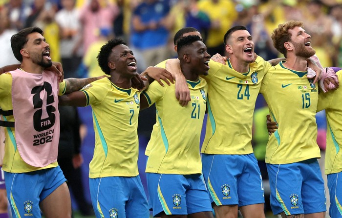Soccer Football - FIFA World Cup 2026 - Round of 32 - Brazil v Japan - Houston Stadium, Houston, Texas, U.S. - June 29, 2026 Brazils Vinicius Junior and teammates celebrate after the match IMAGN IMAGES via Reuters/Troy Taormina     TPX IMAGES OF THE