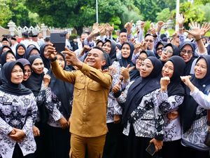 Lepas Kontingen PGRI ke Porsenijar Sulsel, Bupati Bone: Kompak-Jaga Nama Baik