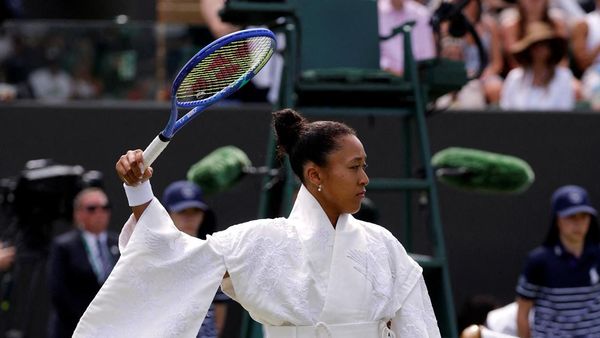 Foto: Gaya Naomi Osaka Pakai Kimono Putih Dramatis di Wimbledon 2026