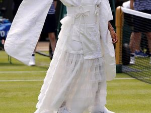 Foto: Gaya Naomi Osaka Pakai Kimono Putih Dramatis di Wimbledon 2026