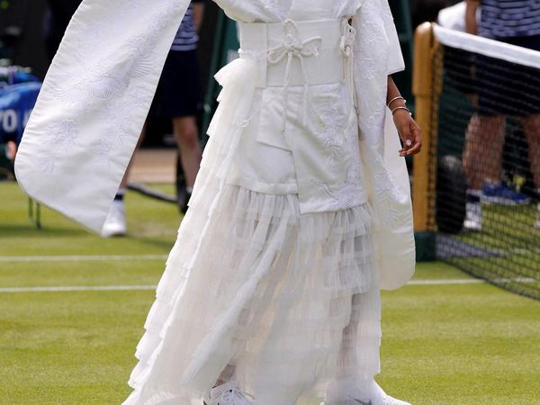 Foto: Gaya Naomi Osaka Pakai Kimono Putih Dramatis di Wimbledon 2026