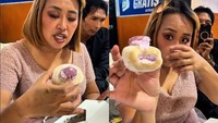 Heboh! Pinkan Mambo Review Jajanan Sebelum Resepsi Pernikahan di Mall