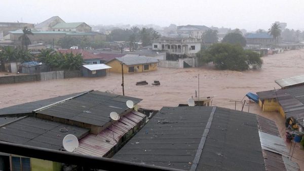Hujan Deras Picu Banjir Parah hingga Atap Rumah di Ghana