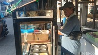 Kisah Japra, Penjual Martabak yang Bertahan di Tengah Banjir Rob Eretan