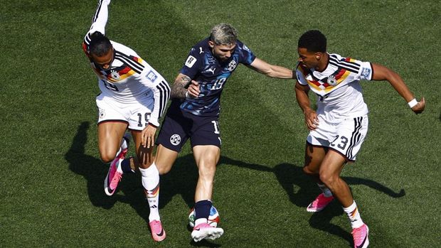 Soccer Football - FIFA World Cup 2026 - Round of 32 - Germany v Paraguay - Boston Stadium, Foxborough, Massachusetts, U.S. - June 29, 2026 Paraguay's Julio Enciso in action with Germany's Leroy Sane and Felix Nmecha REUTERS/Pilar Olivares