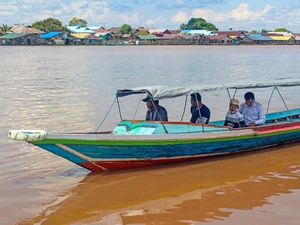 Kelotok Vs Kapal Feri, Apa Bedanya?