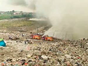 Sudah 24 Jam Kebakaran TPA Jatiwaringin Belum Padam, Ini Kendalanya