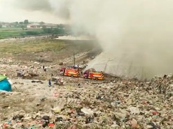 Sudah 24 Jam Kebakaran TPA Jatiwaringin Belum Padam, Ini Kendalanya