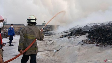 Kebakaran TPA Jatiwaringin Tangerang Meluas 2 Hektare Dipicu Angin Kencang