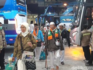 Kloter Sapu Jagad Jemaah Haji Debarkasi Solo Tiba di Tanah Air