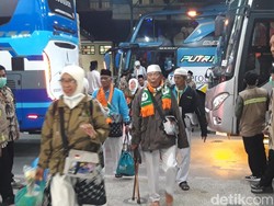 Kloter Sapu Jagad Jemaah Haji Debarkasi Solo Tiba di Tanah Air