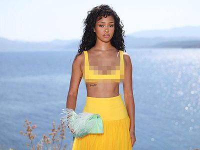 Gaya Seksi Manon KATSEYE Hadiri Fashion Show Jacquemus di Tengah Hiatus