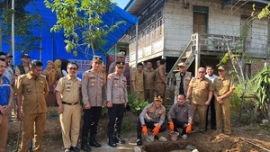 Polda Sumsel Bedah 11 Rumah Terdampak Longsor dan Banjir di OKU Selatan