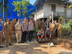 Polda Sumsel Bedah 11 Rumah Terdampak Longsor dan Banjir di OKU Selatan