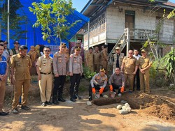 Polda Sumsel Bedah 11 Rumah Terdampak Longsor dan Banjir di OKU Selatan