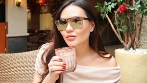 Potret Seru Sarah Gibson Kulineran Bareng Suami dan Awkarin