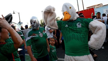 Psywar Fans Meksiko, Bising di Depan Hotel Ekuador