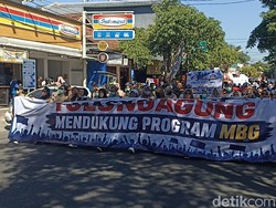 Ribuan Relawan SPPG Tulungagung Gelar Aksi Demo Minta MBG Dilanjutkan