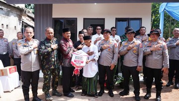 Bedah Rumah di Hari Bhayangkara ke-80, Wakapolri Serahkan Rumah 'Baru' Kakek Usin