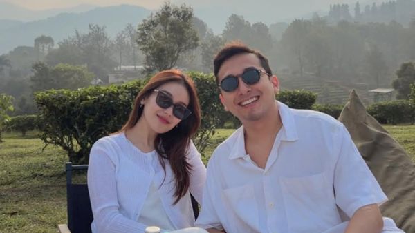 Kompak! Putih-putih Ayu Ting Ting dan Kevin Nikmati Alam