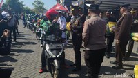HUT Bhayangkara, Polresta Sidoarjo Bagikan 3 Ton Beras untuk Ojol-Warga