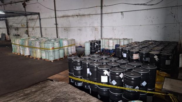 Bareskrim Polri membongkar kasus perdagangan ilegal sodium cyanide atau sianida dari China.