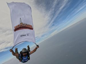 Bendera Jogo Gresik Berkibar di Langit Saat Perayaan HUT Bhayangkara