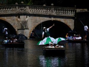 Cuaca Panas Dorong Warga Habiskan Waktu di Sungai