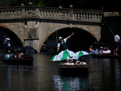 Cuaca Panas Dorong Warga Habiskan Waktu di Sungai