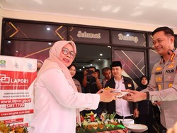 Hari Bhayangkara, PMJ Potong Tumpeng dan Berbagi ke Anak Yatim di Bekasi