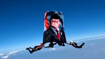 Momen Foto Prabowo Dikibarkan Penerjun Payung Polri di Langit