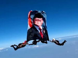 Momen Foto Prabowo Dikibarkan Penerjun Payung Polri di Langit
