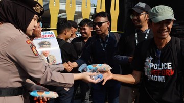Hari Bhayangkara, Polda Metro Sambut Koalisi Masyarakat Sipil dengan Bunga