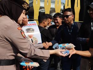 Hari Bhayangkara, Polda Metro Sambut Koalisi Masyarakat Sipil dengan Bunga
