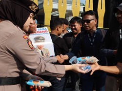 Hari Bhayangkara, Polda Metro Sambut Koalisi Masyarakat Sipil dengan Bunga