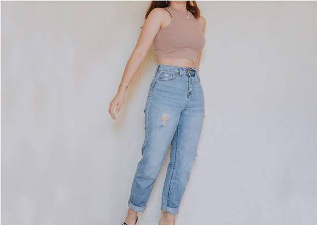 Kombinasi high-waisted jeans dan fitted top bisa jadi pilihan yang nggak pernah gagal untuk pemilik tubuh petite