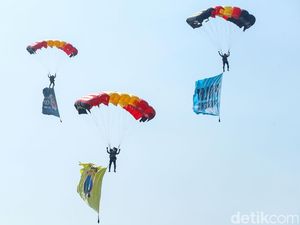 Video: Keren! Saat Foto Prabowo Dikibarkan Penerjun Payung Polri di Langit Cikeas