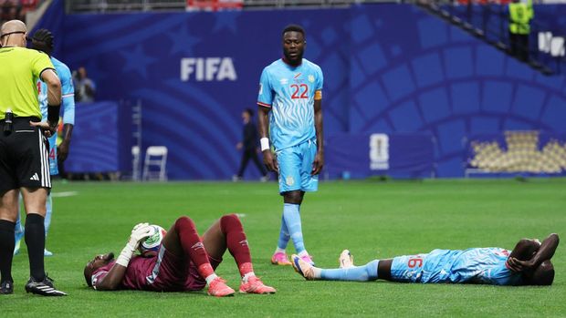 Soccer Football - FIFA World Cup 2026 - Round of 32 - England v DR Congo - Atlanta Stadium, Atlanta, Georgia, U.S. - July 1, 2026 DR Congo's Lionel Mpasi and Arthur Masuaku react IMAGN IMAGES via Reuters/Jordan Godfree
