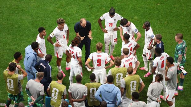 Soccer Football - FIFA World Cup 2026 - Round of 32 - England v DR Congo - Atlanta Stadium, Atlanta, Georgia, U.S. - July 1, 2026 England manager Thomas Tuchel speaks to players during the hydration break REUTERS/Siphiwe Sibeko