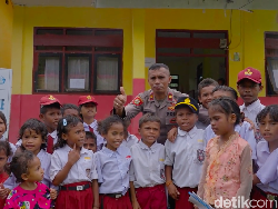 Semangat Anak di Pedalaman Buru Selatan Tempuh Pendidikan Berkat Iptu Bastian
