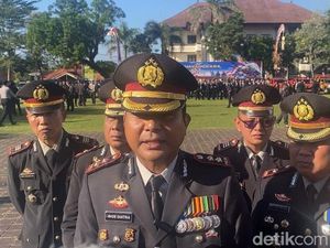 HUT Bhayangkara, Polres Karangasem Bedah Dua Rumah Warga Kurang Mampu
