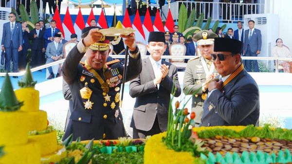 Momen Kapolri Diberi Tumpeng oleh Prabowo di Hari Bhayangkara Ke-80