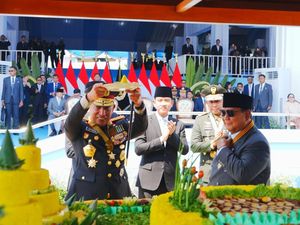 Momen Kapolri Diberi Tumpeng oleh Prabowo di Hari Bhayangkara Ke-80