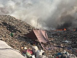 BNPB Ungkap Angin Kencang Jadi Kendala Pemadaman Api di TPA Jatiwaringin